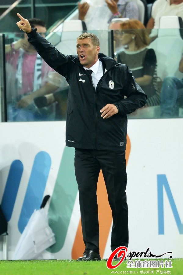 爱游戏全端体验-尤文遭遇争议判罚，裁判组回应：执法公正，过程欢迎一起.